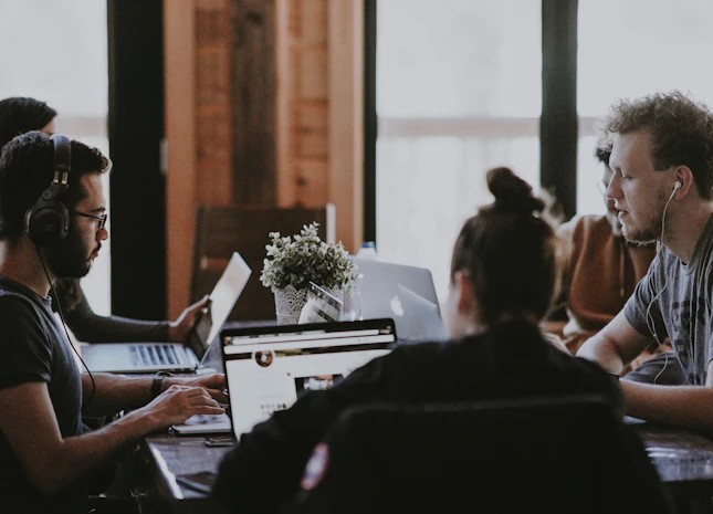 Diseñamos software alineado con tus procesos, reglas y objetivos, preparado para crecer junto con la operación.